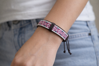 Bracelet à Tissage Géométrique Rose