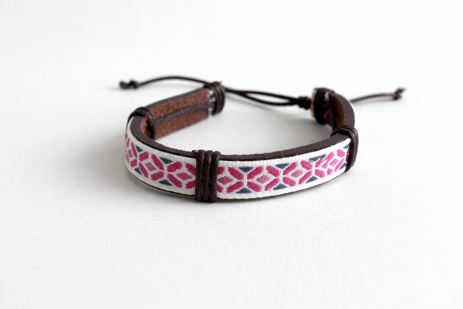 Bracelet à Tissage Géométrique Rose