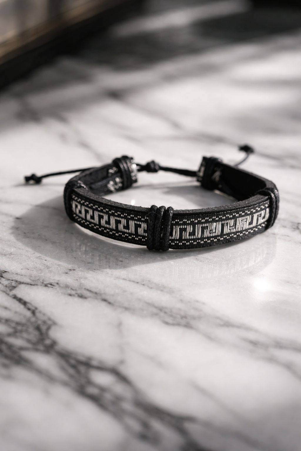 Bracelet Noir à Motifs Graphiques Blancs